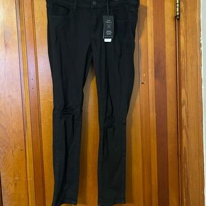Low-rise Distressed Black Skinny Jegging